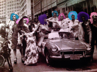         Beautiful bisexuals gathered around an automobilePicture